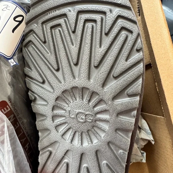 UGG greBox - Picture 2 of 3